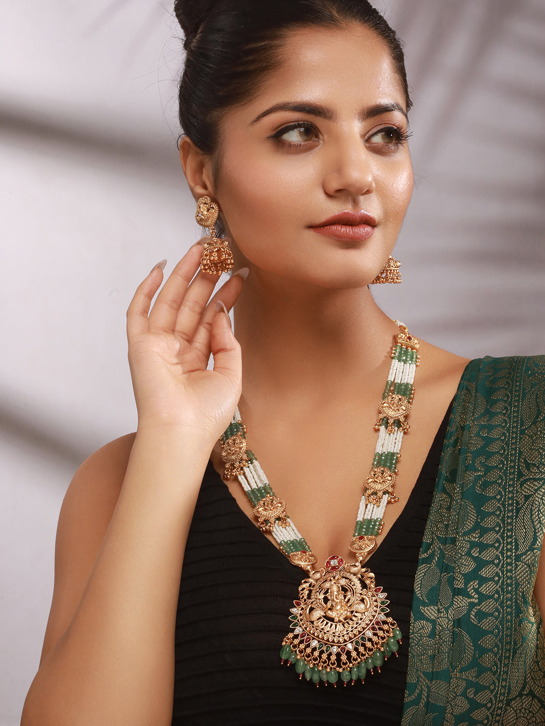 Green pearl bead detailing on the long haram necklace
